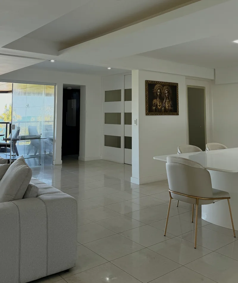 Área social do apartamento com mesa de jantar.