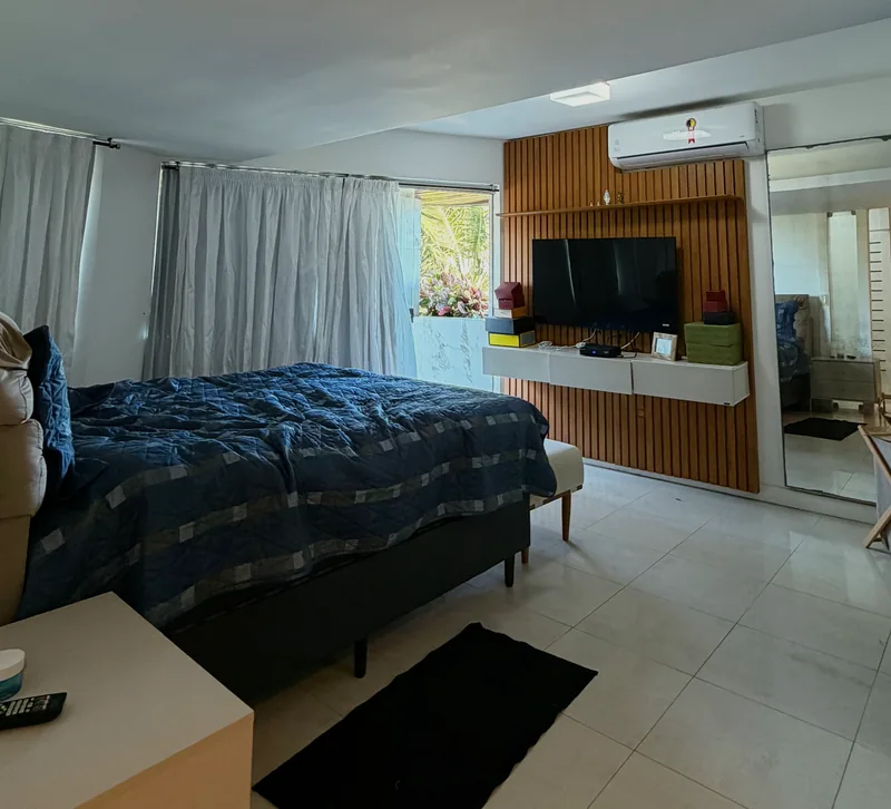 Uma das suítes do apartamento.